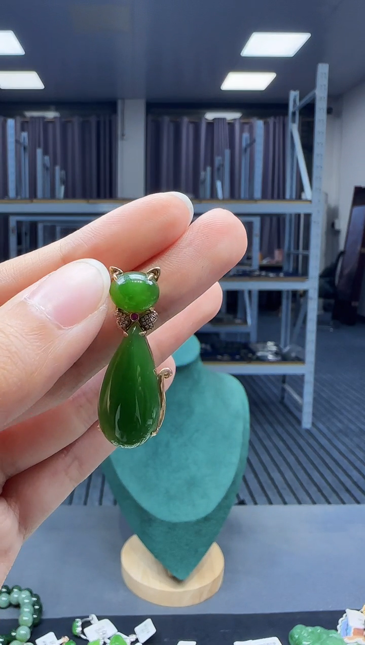 18K金镶嵌和田玉挂件1