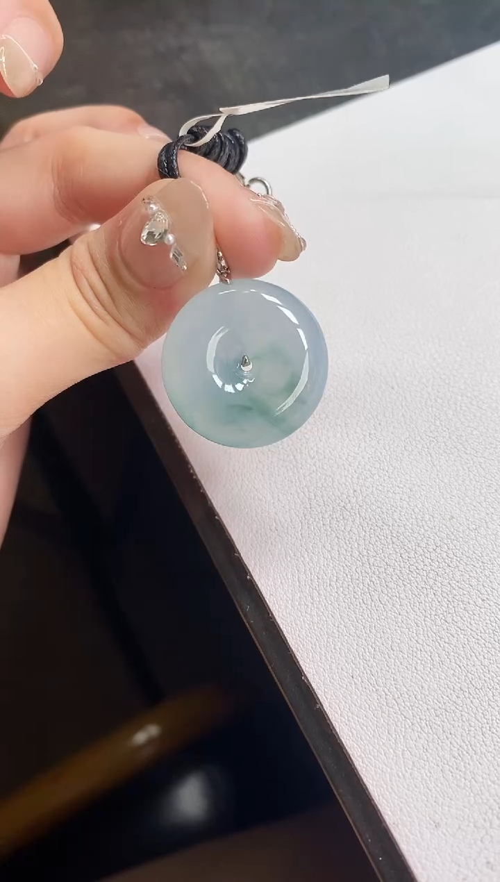 翡翠18K金镶嵌颈饰平安扣