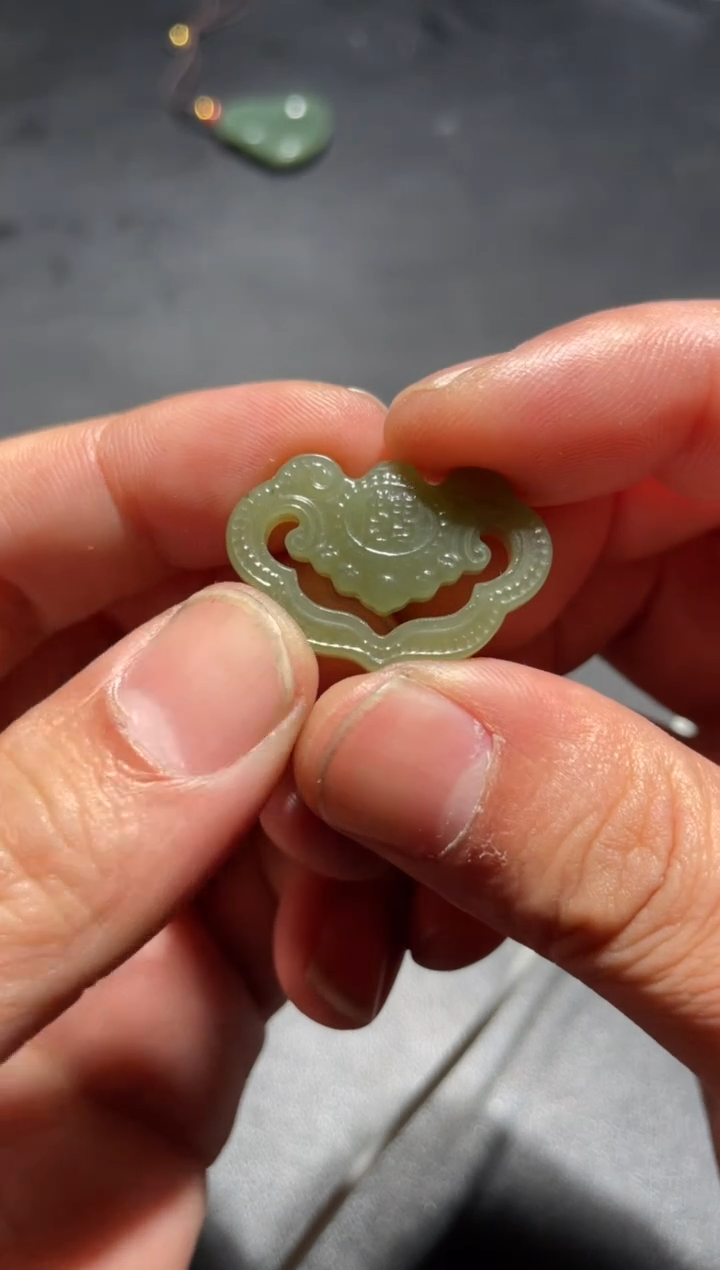 吊坠(不含链)未镶嵌和田玉如意锁吊坠