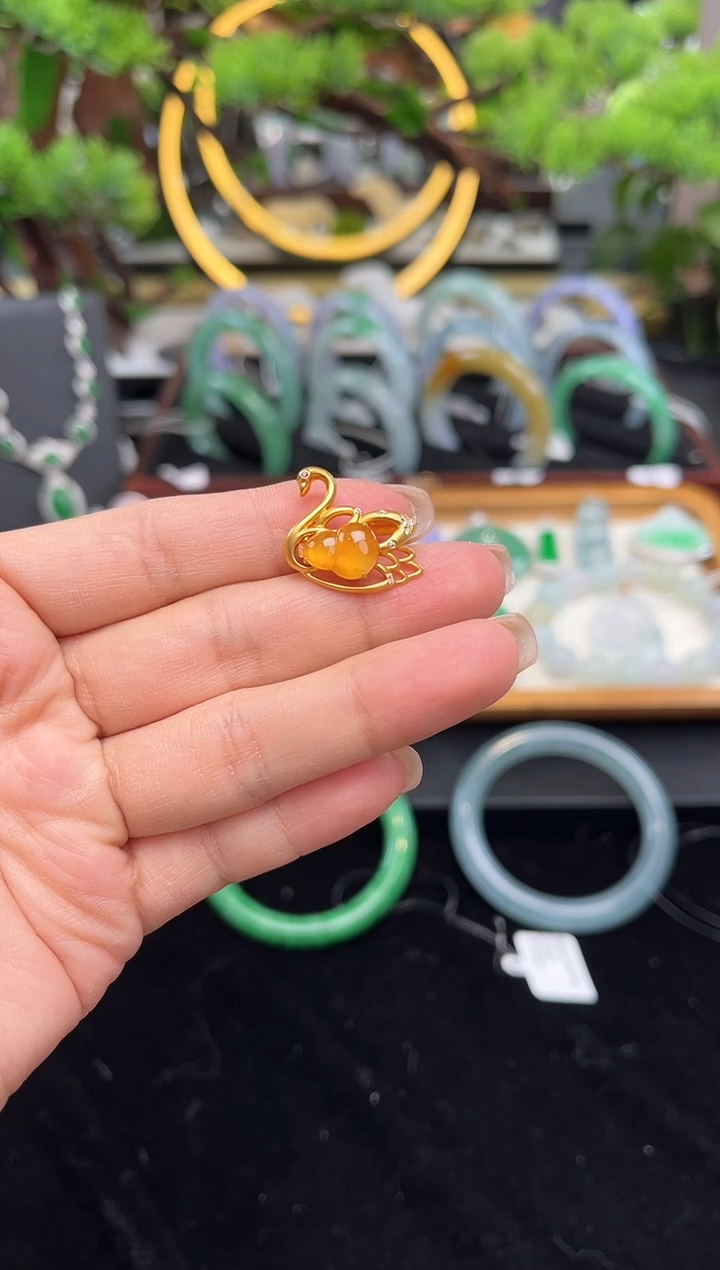 颈饰18K金镶嵌翡翠吊坠