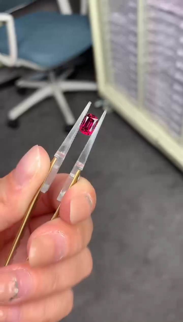 【闪购商品】石榴石裸石未镶嵌2ct镁铝榴石