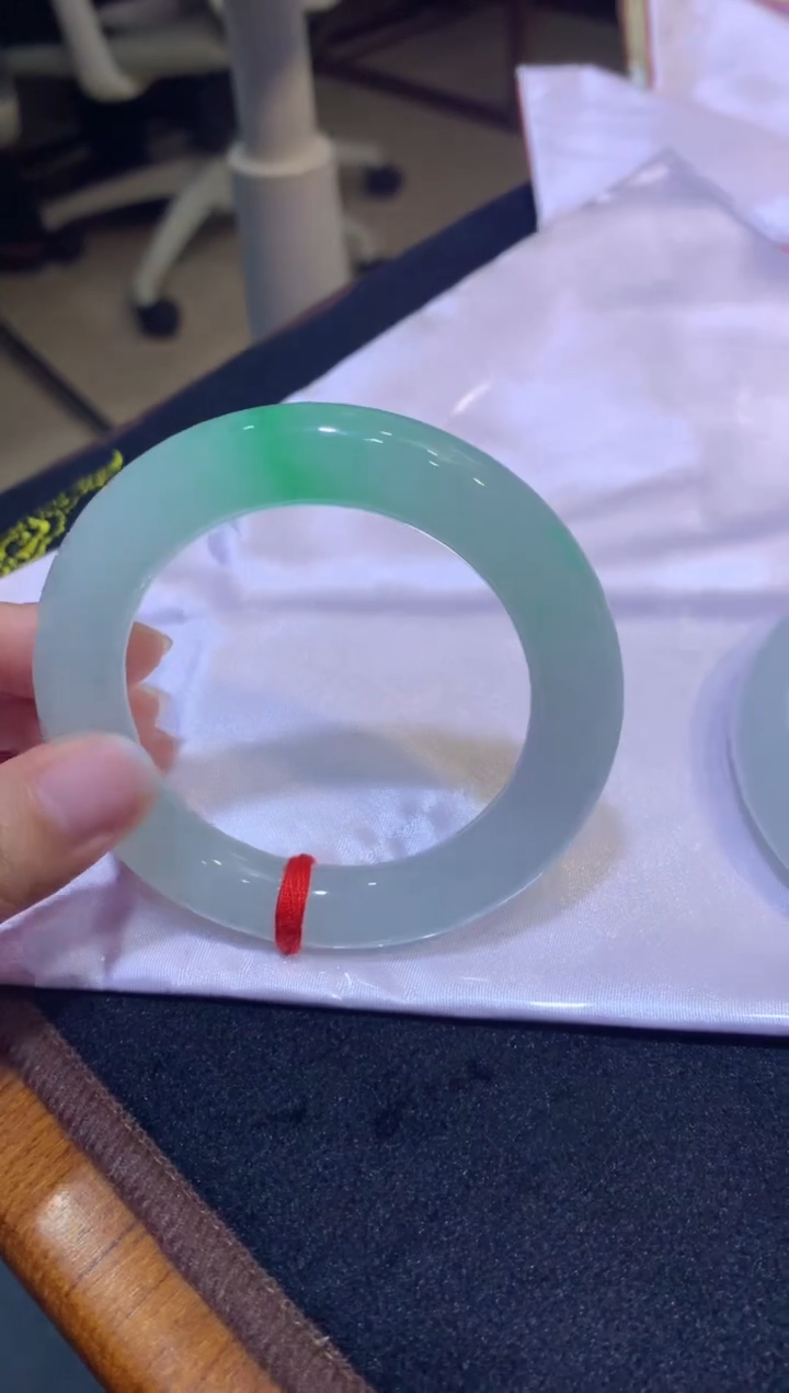 【闪购商品】翡翠手镯未镶嵌冰飘花手镯