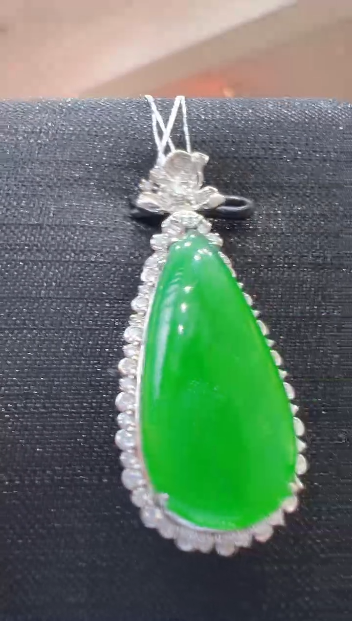 【闪购商品】翡翠吊坠(不含链)18K金镶嵌             