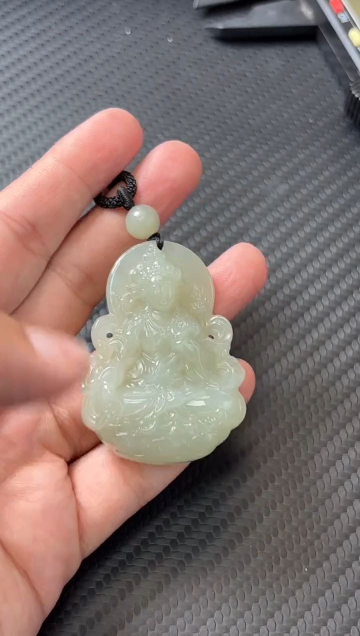 吊坠(赠链)未镶嵌和田玉且末微色差近矿吊坠m