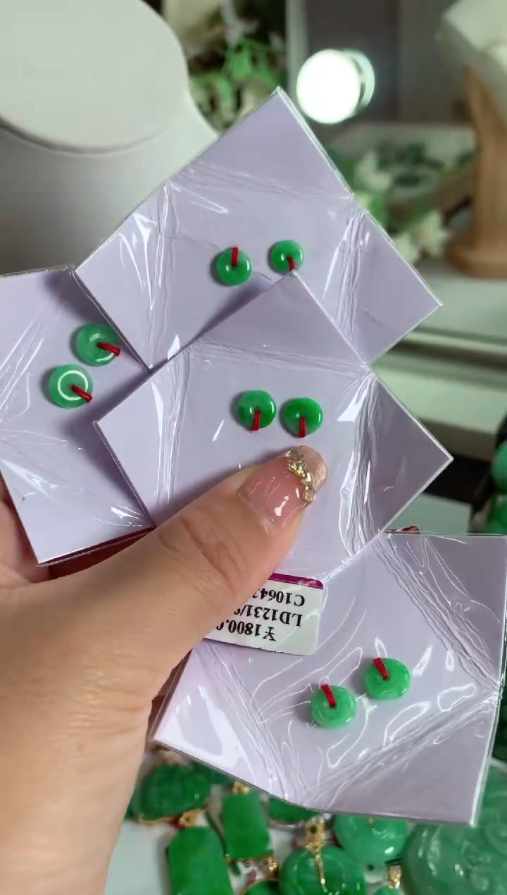 【闪购商品】翡翠吊坠(不含链)未镶嵌多样性发货其中一对