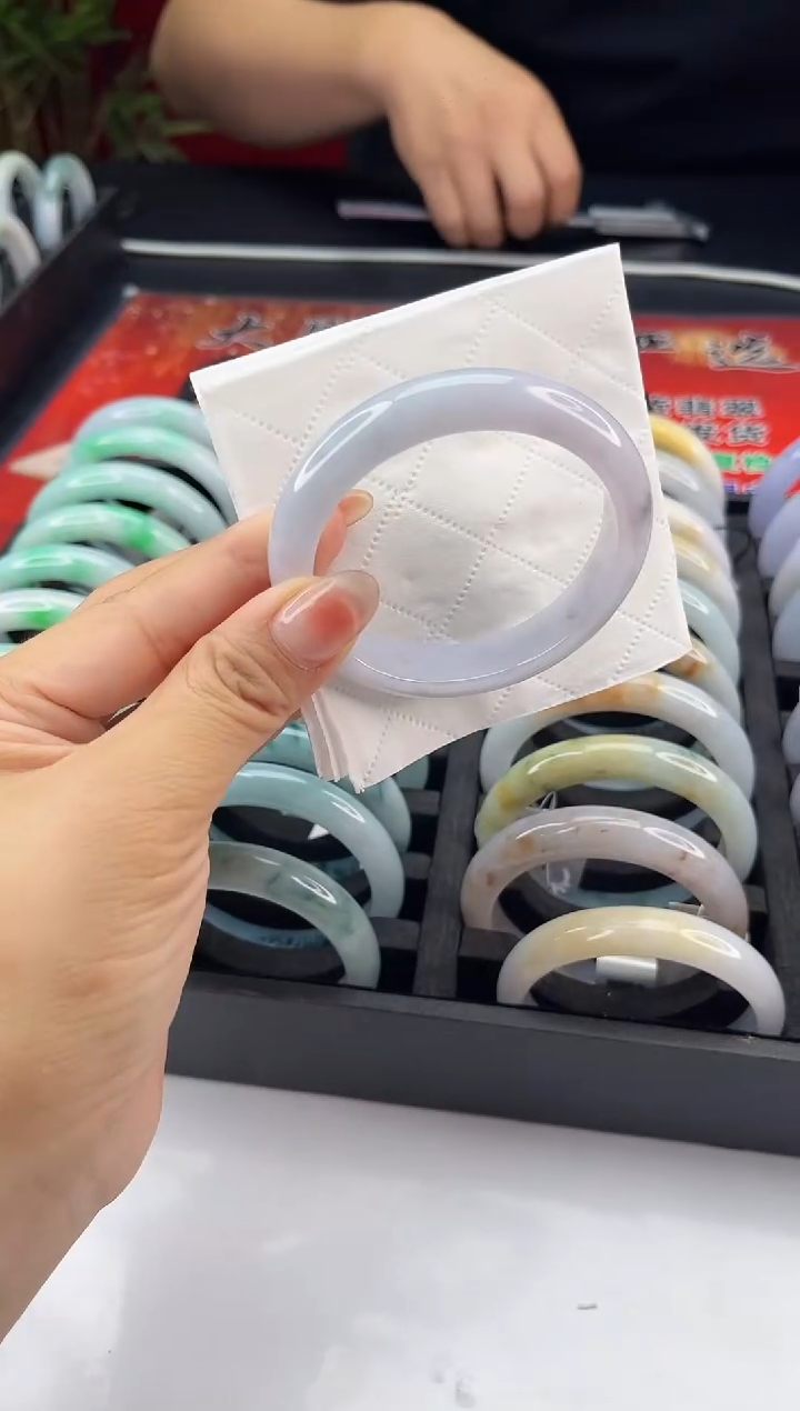 翡翠手镯未镶嵌翡翠1