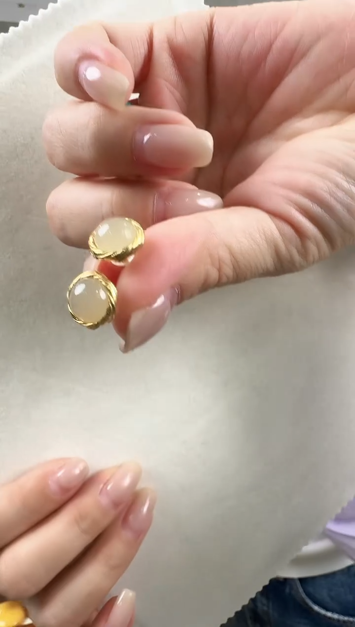 未镶嵌和田玉耳饰精美的耳钉