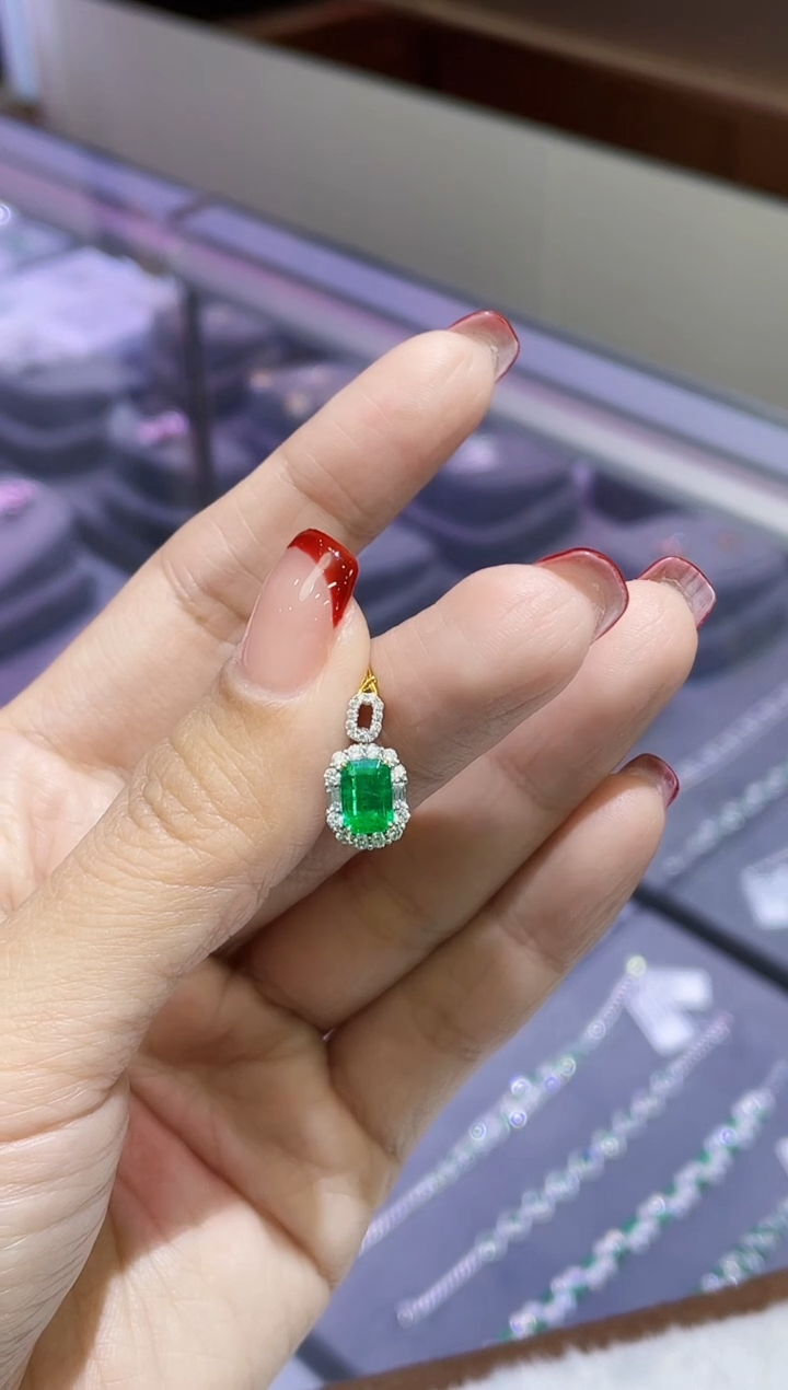 【闪购商品】祖母绿吊坠(不含链)18K金镶嵌0.95克拉