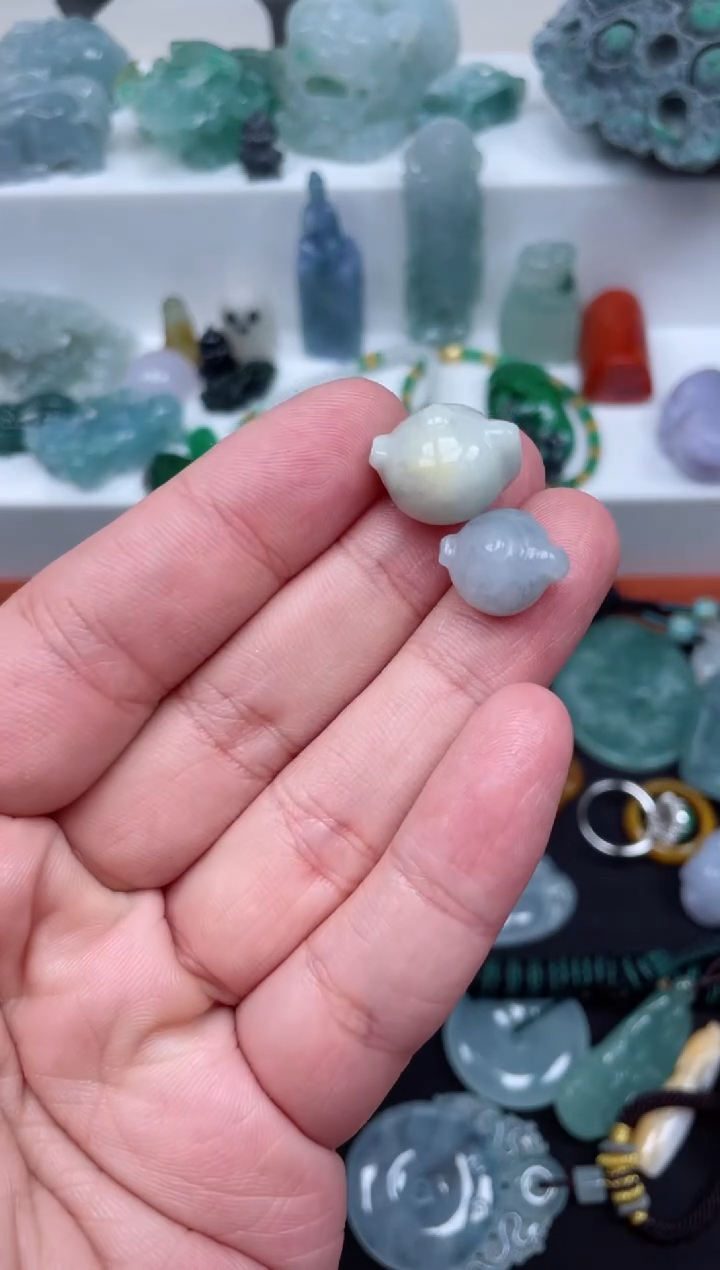 【闪购商品】翡翠摆件未镶嵌一对把把胡