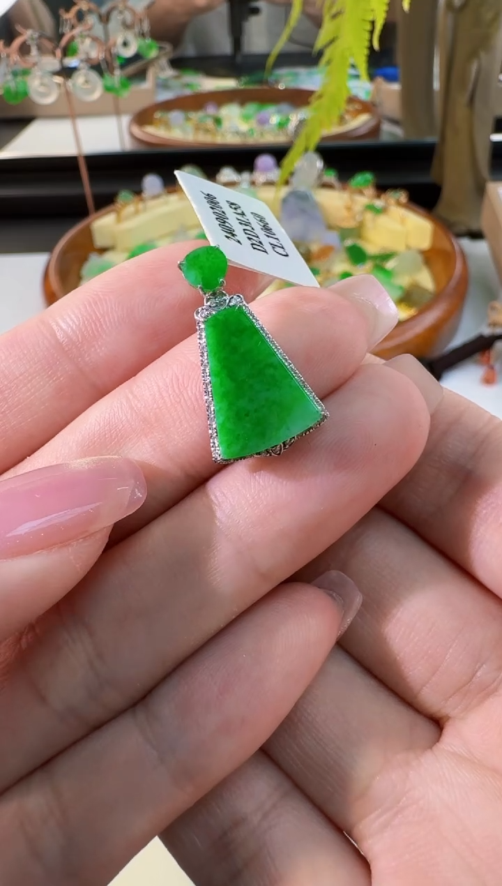 【闪购商品】翡翠颈饰18K金镶嵌缅甸翡翠A货挂件