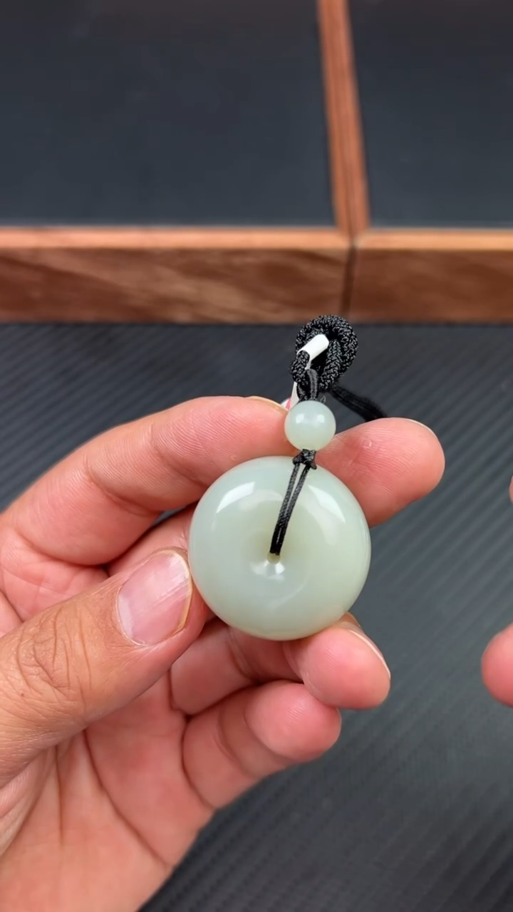 【闪购商品】和田玉吊坠(赠链)未镶嵌且末微色差近矿