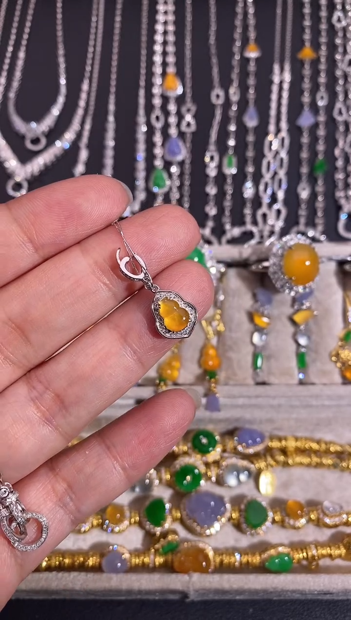 颈饰18K金镶嵌翡翠吊坠