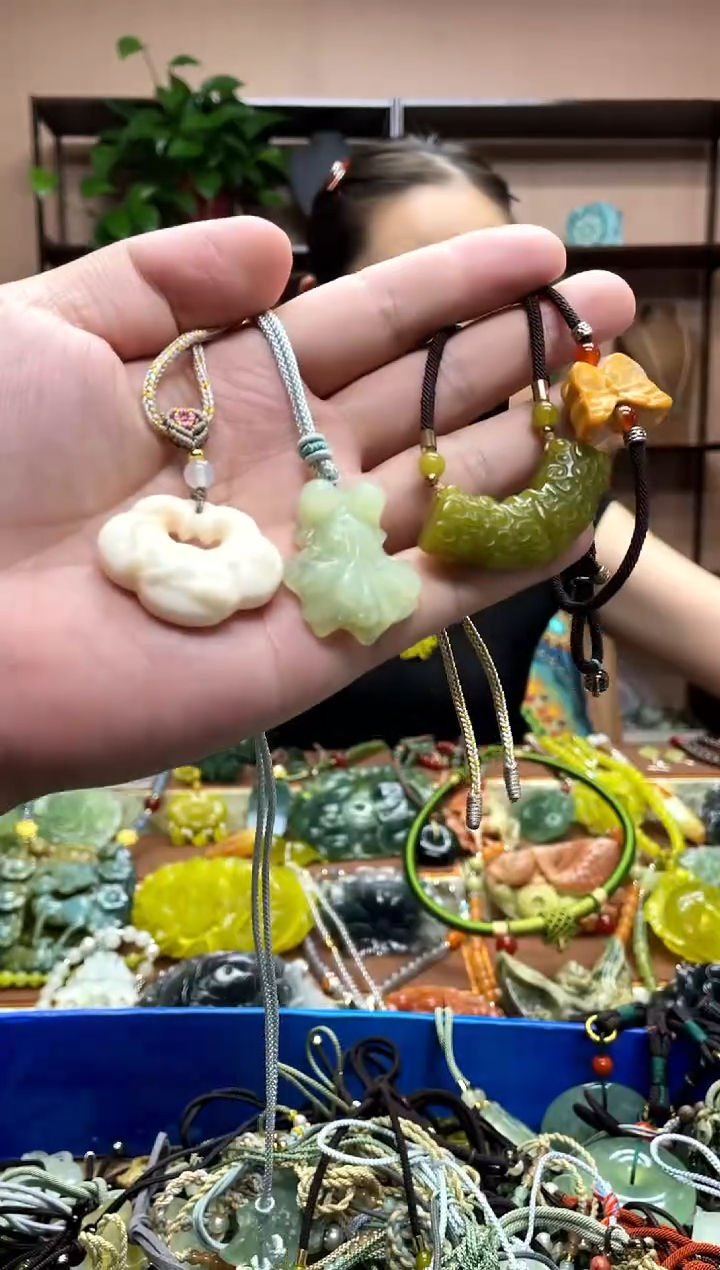 未镶嵌岫玉吊坠·瑕疵