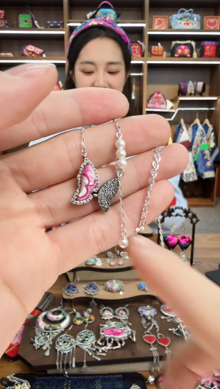【闪购商品】织绣51蒙阿苏苗绣传承