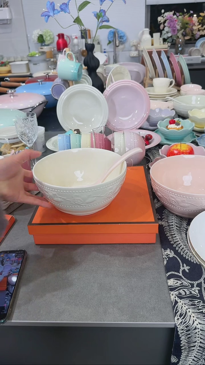 【闪购商品】瓷浮雕草莓陶瓷大汤碗8英寸-奶油白