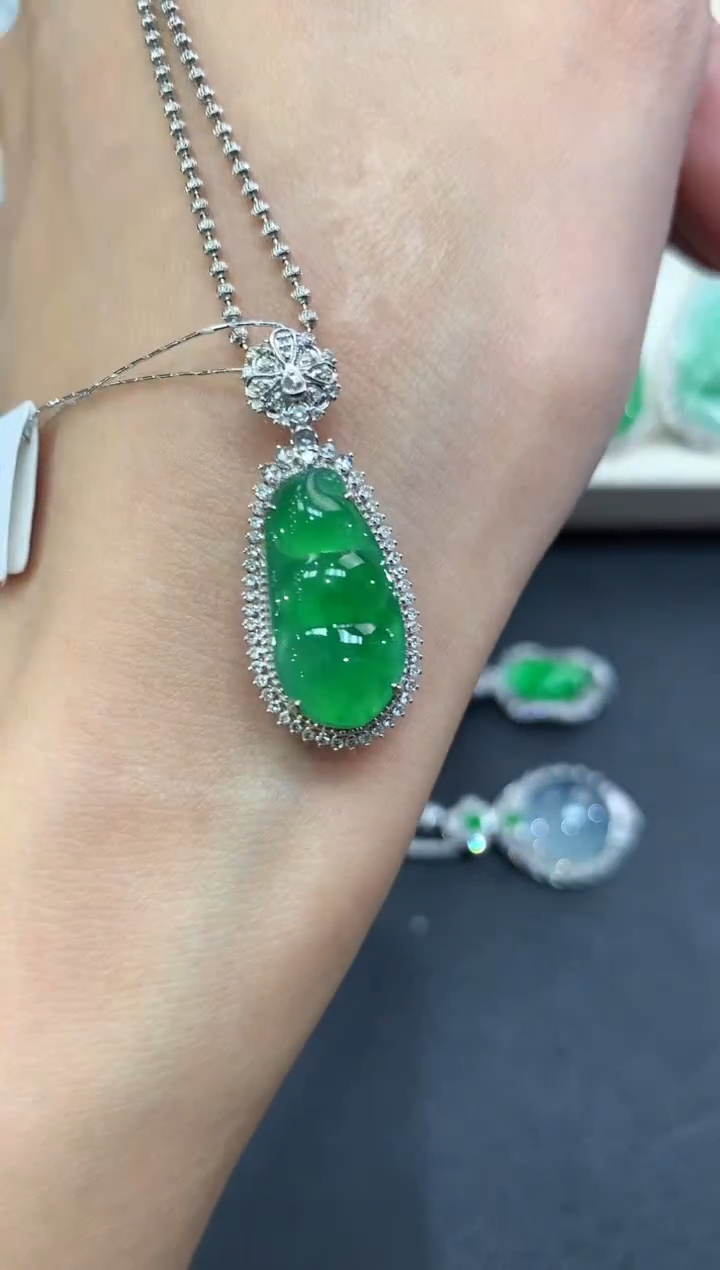 【闪购商品】翡翠吊坠(不含链)18K金镶嵌q63            