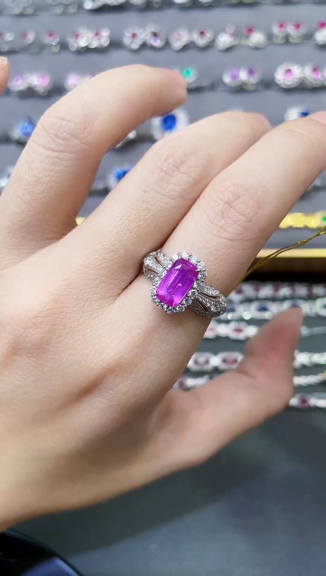 【闪购商品】彩色蓝宝石戒指18K金镶嵌1