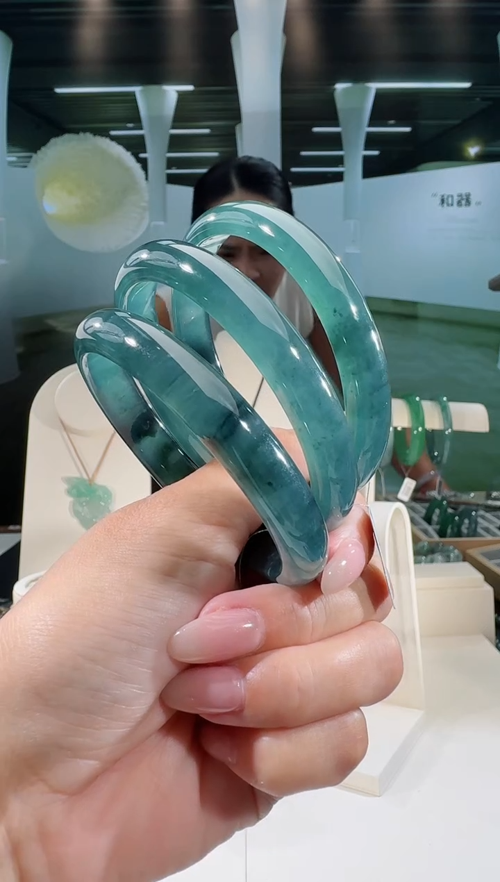 翡翠手镯未镶嵌纯天然A货翡翠 手镯（多样性发其一）