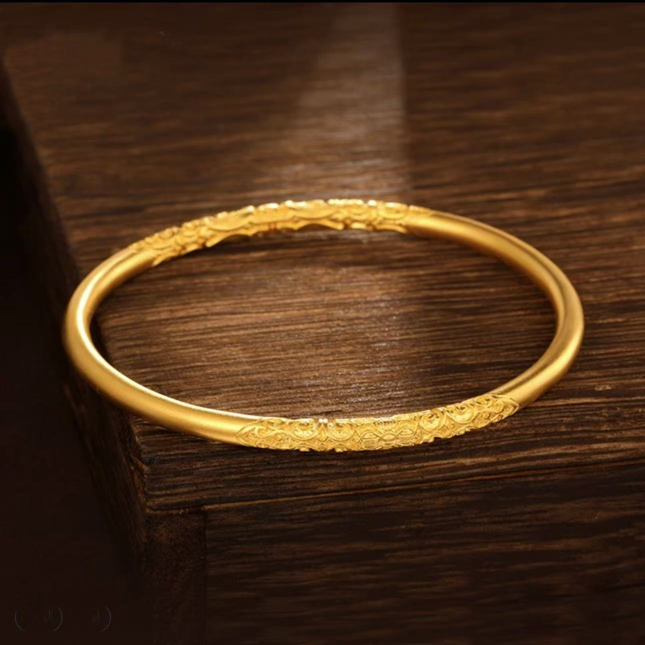 足金999 古法传承手工錾克卷草纹黄金手镯素款