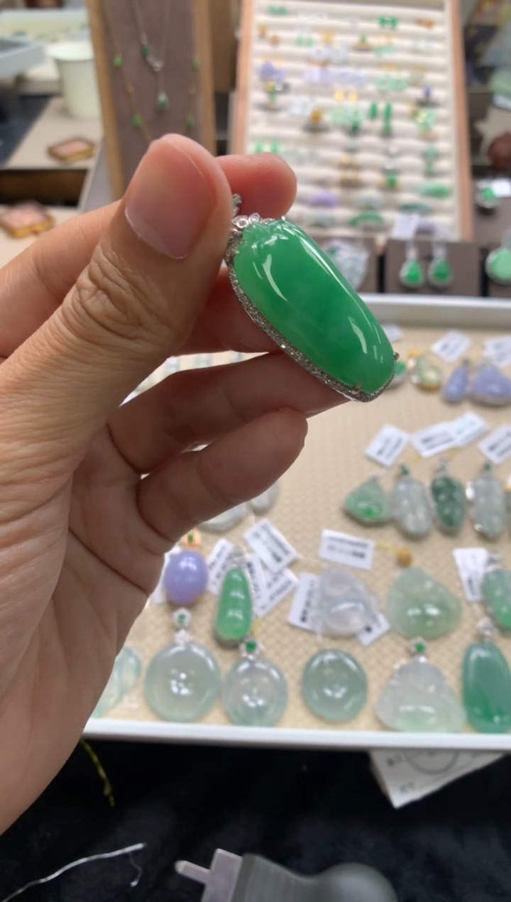 颈饰18K金镶嵌翡翠福瓜