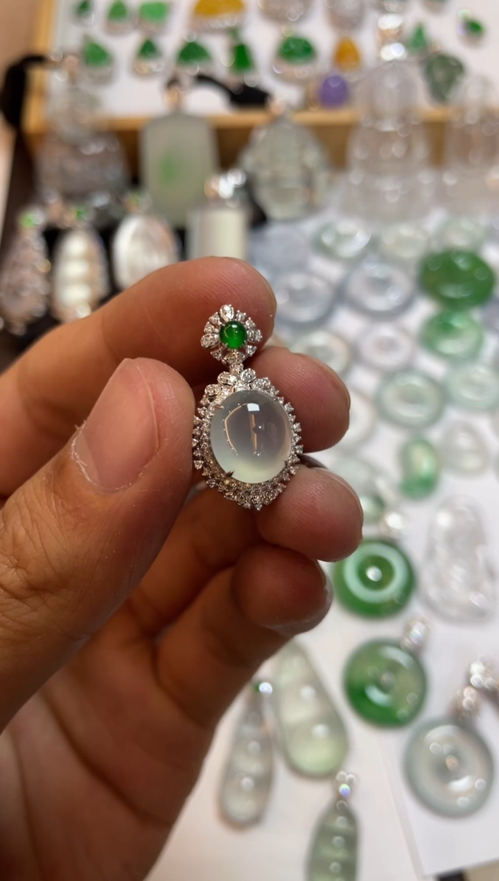 【闪购商品】翡翠吊坠(不含链)18K金镶嵌蛋面