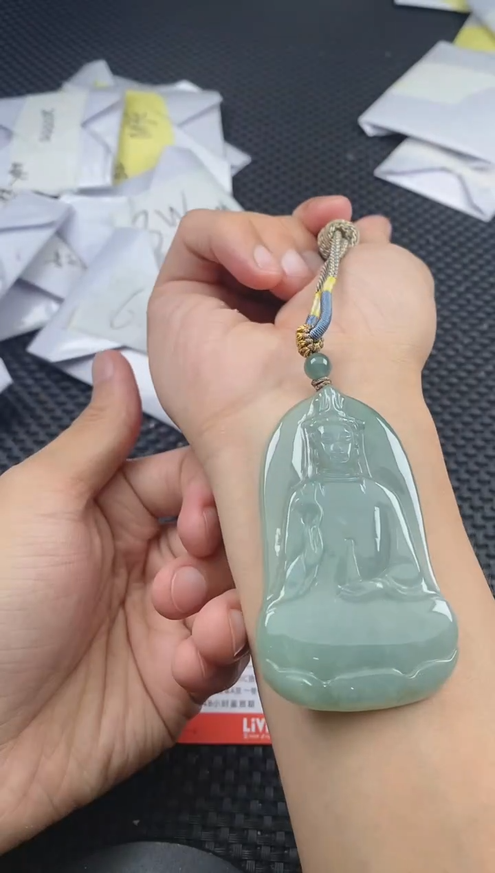 翡翠未镶嵌颈饰            