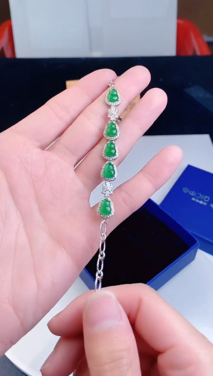 颈饰未镶嵌翡翠  