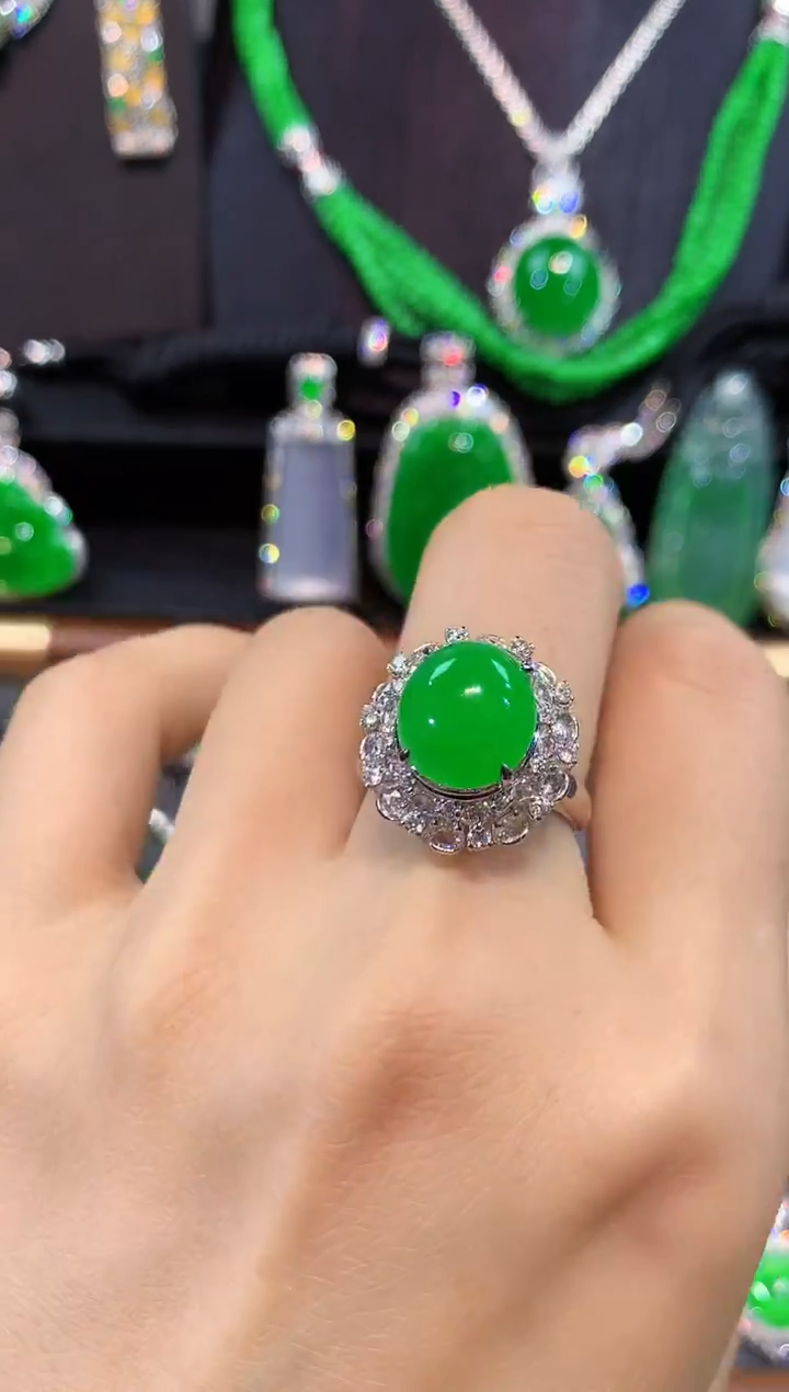 18K金镶嵌戒指翡翠七***猫戒指