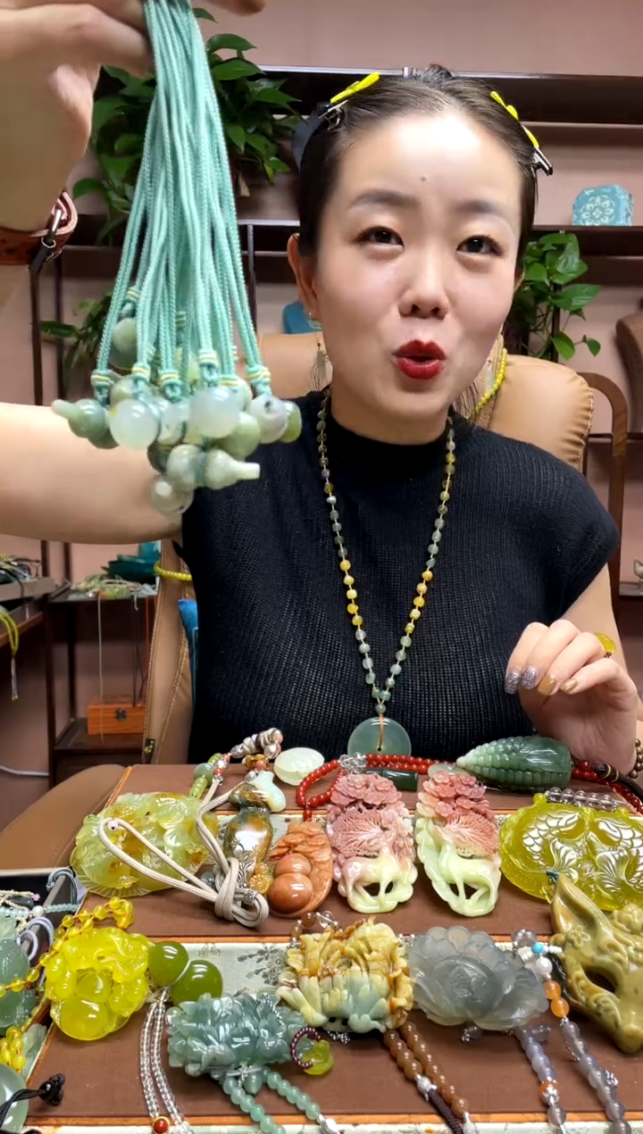 未镶嵌岫玉吊坠多样性发货发其中之一