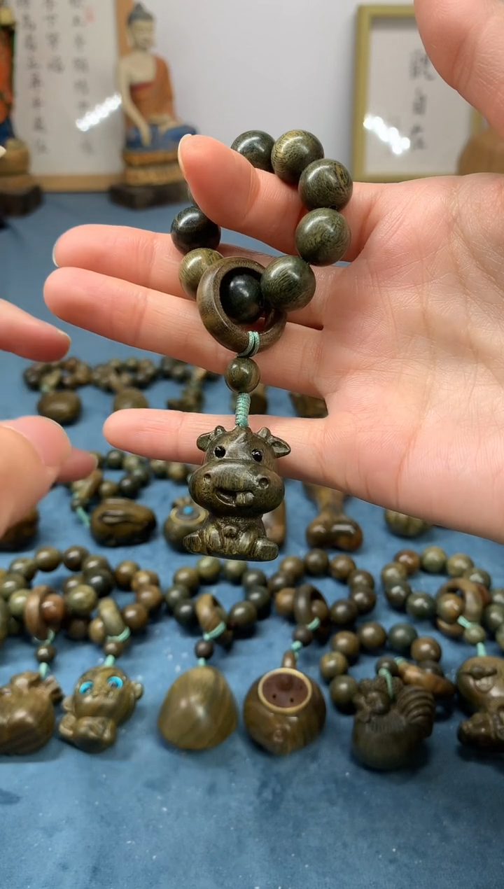 【闪购商品】维腊木（绿檀）把件小萌牛 盘玩件