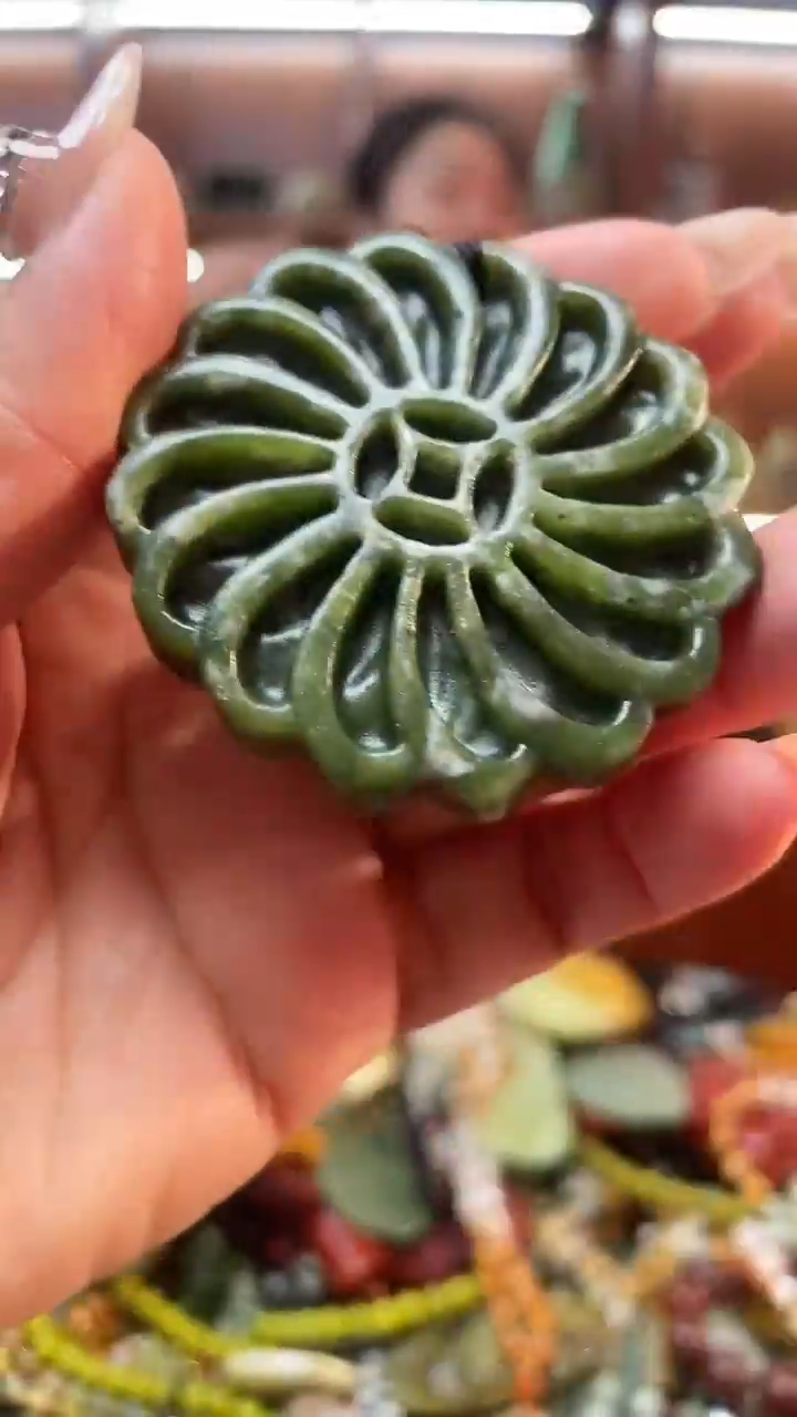 未镶嵌蛇纹石玉吊坠     