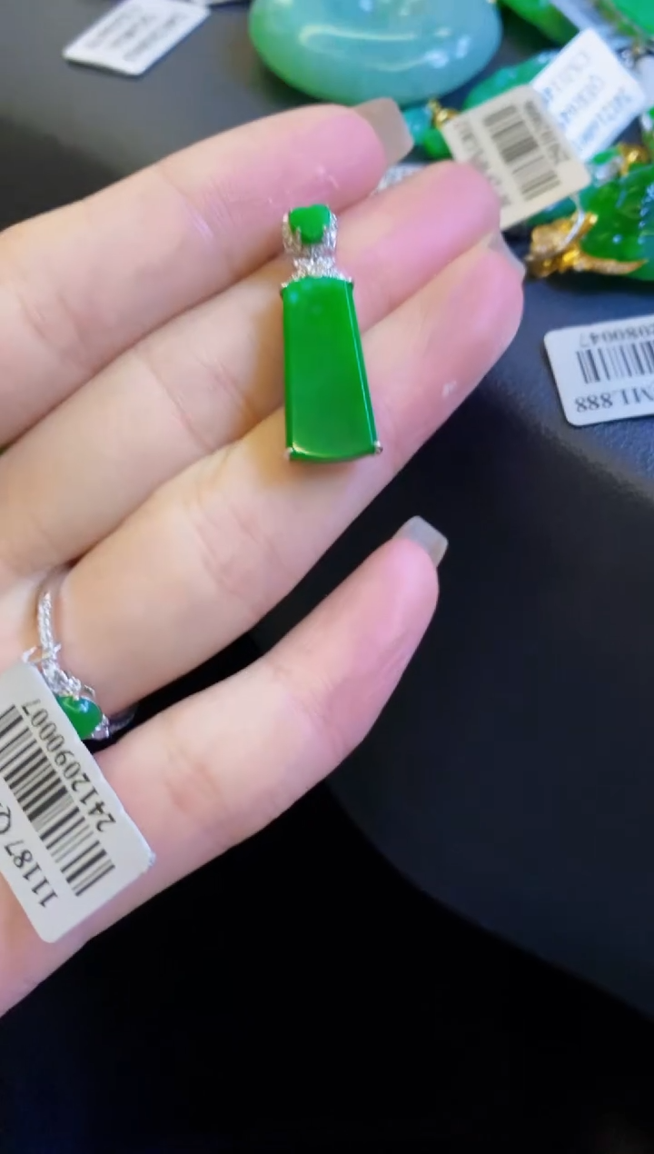 【闪购商品】定制翡翠18K金镶嵌吊坠