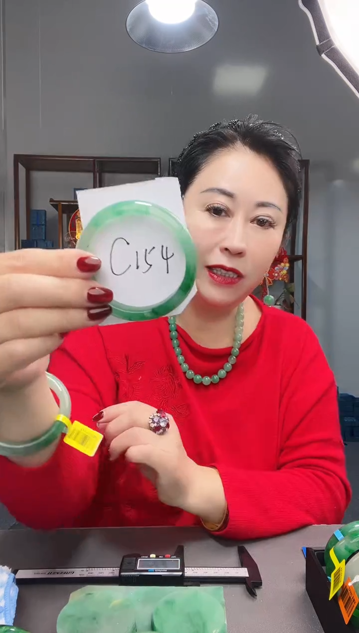 【闪购商品】石英质玉手镯未镶嵌非洲翠