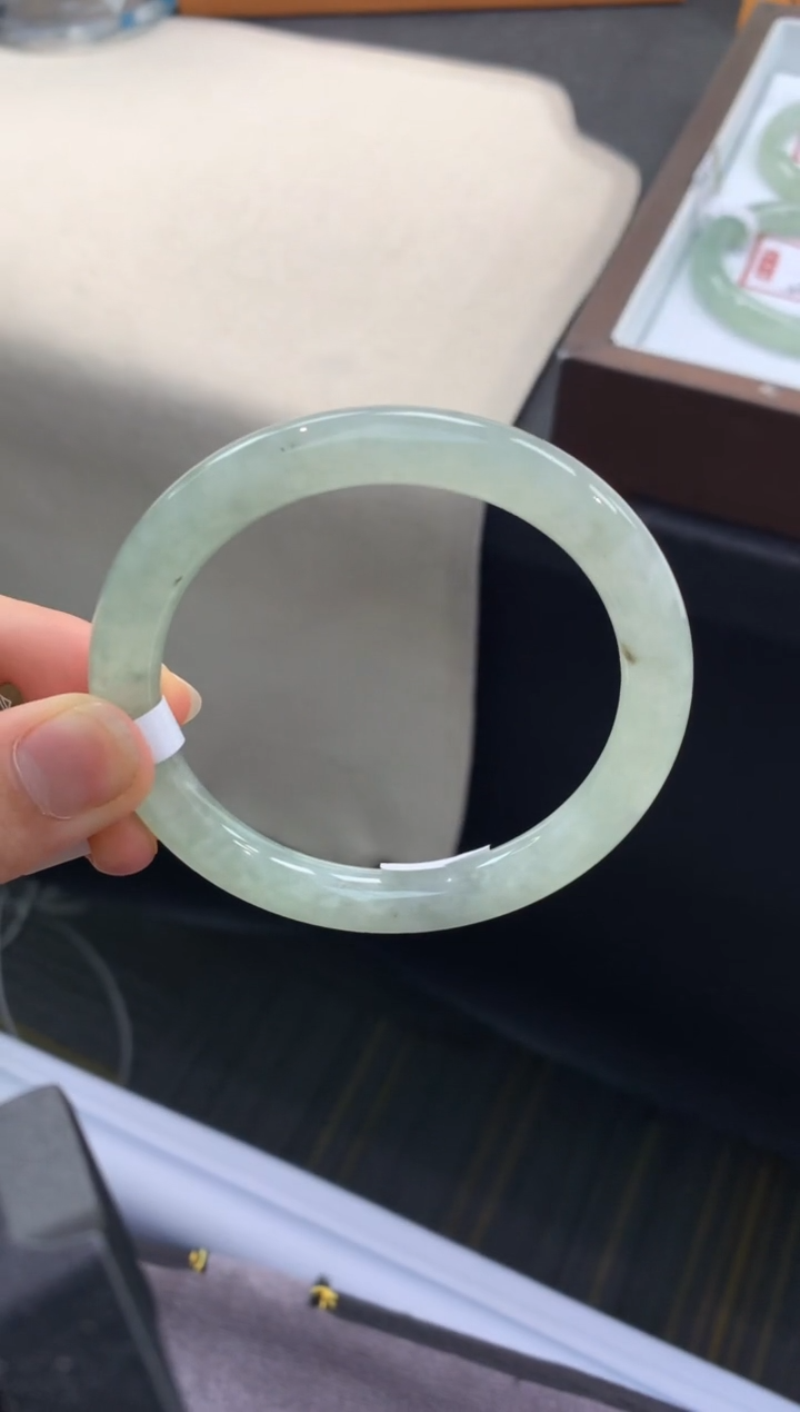 未镶嵌手镯翡翠退货需手镯吊牌标签完好
