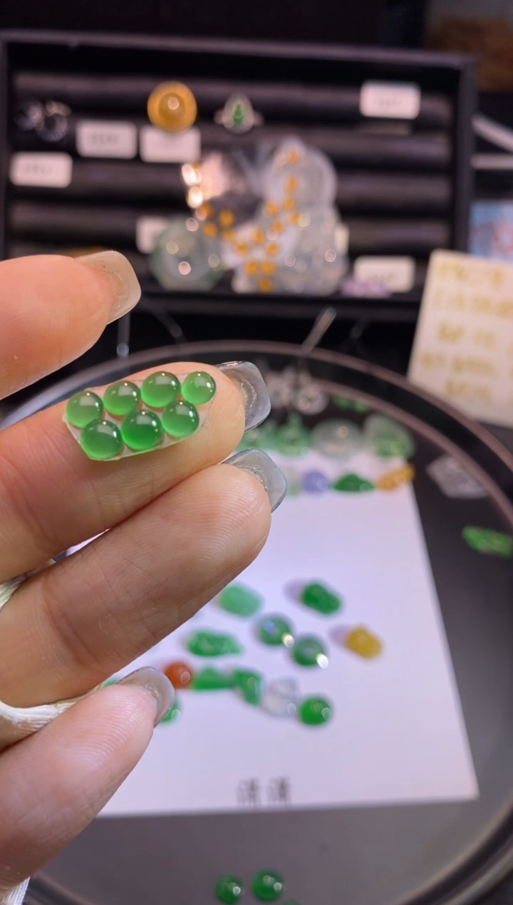 翡翠挂件未镶嵌圈