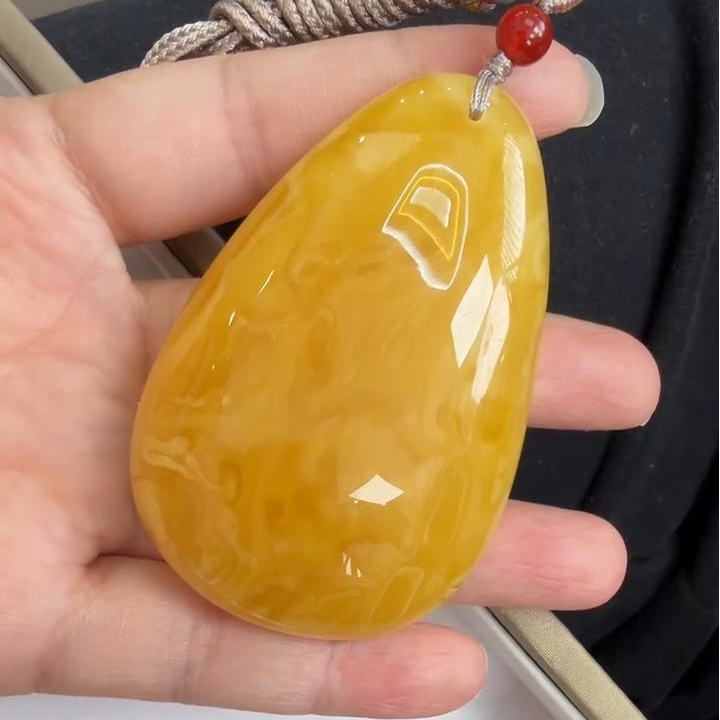 蜜蜡水滴形吊坠多样性发一