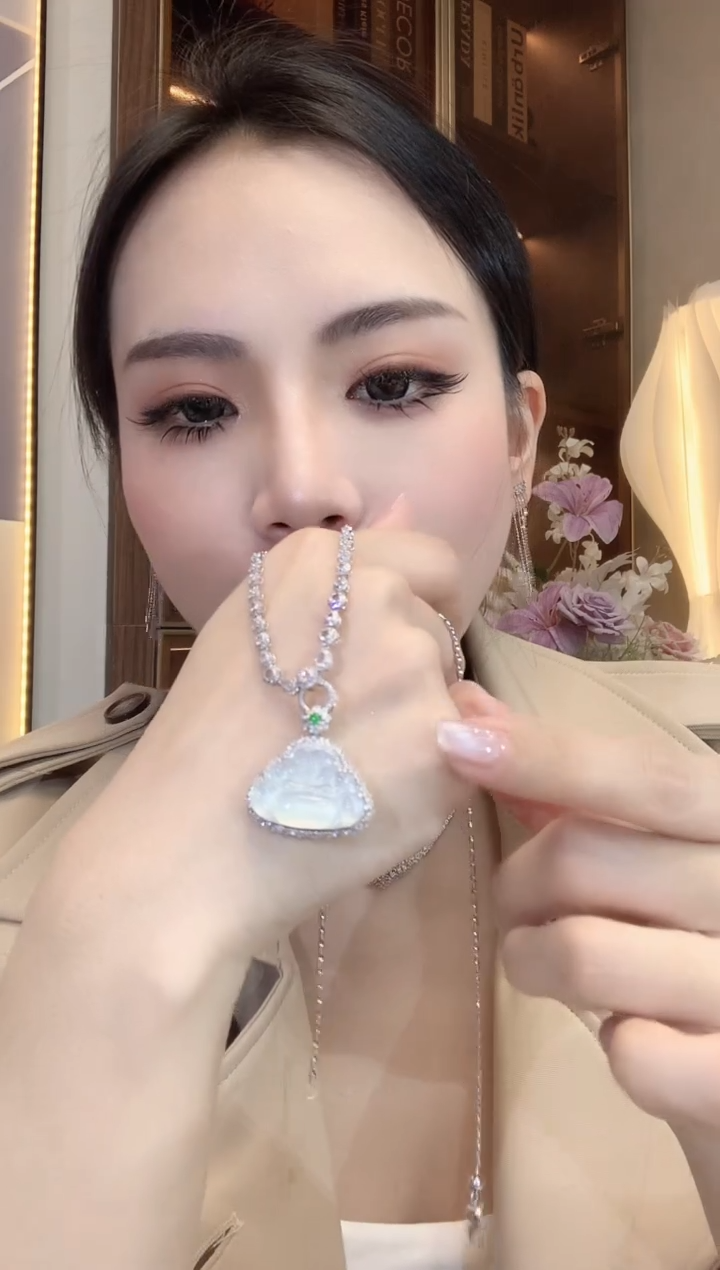 【闪购商品】翡翠吊坠(不含链)18K金镶嵌C32