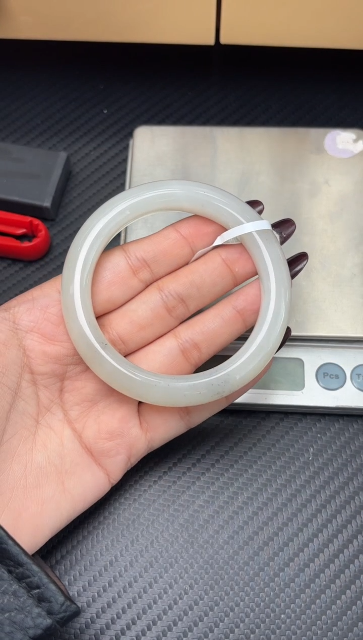 未镶嵌手镯和田玉美**内和田黑山微色差56