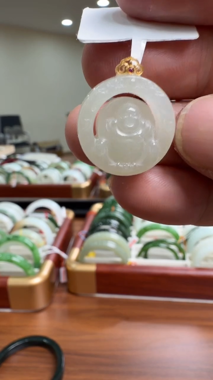 颈饰18K金镶嵌和田玉挂件