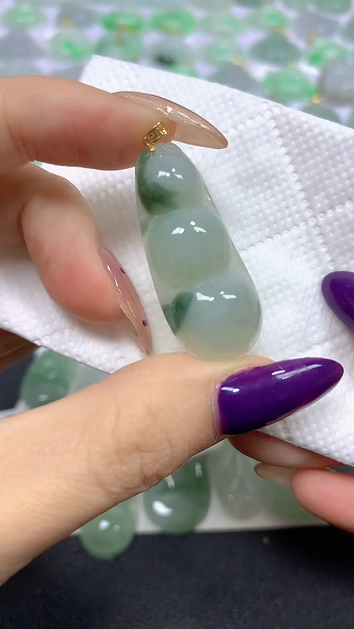 颈饰18K金镶嵌翡翠 