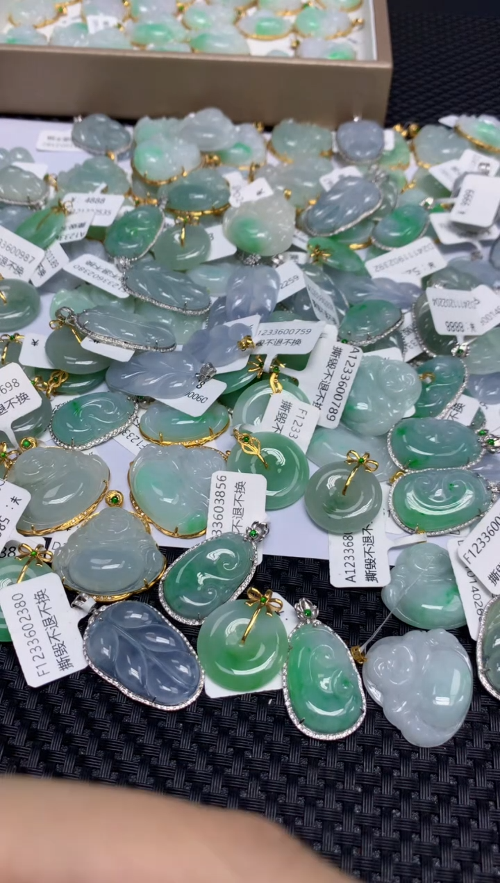 【闪购商品】翡翠颈饰18K金镶嵌天然翡翠A货
