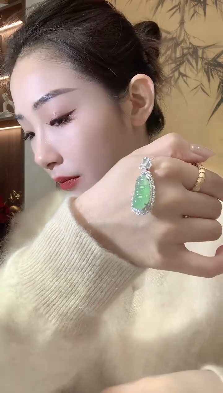 【闪购商品】翡翠吊坠(不含链)18K金镶嵌A6