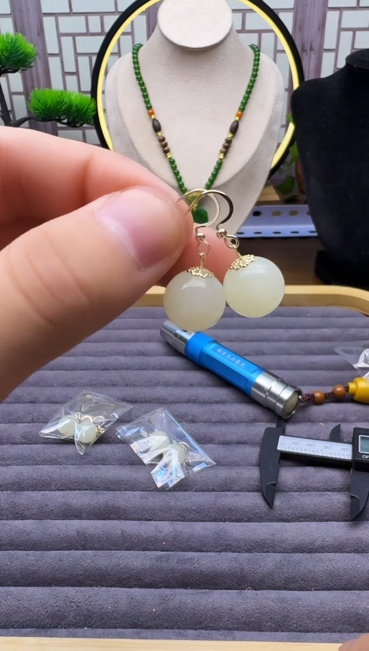 14K金镶嵌和田玉耳饰E24      