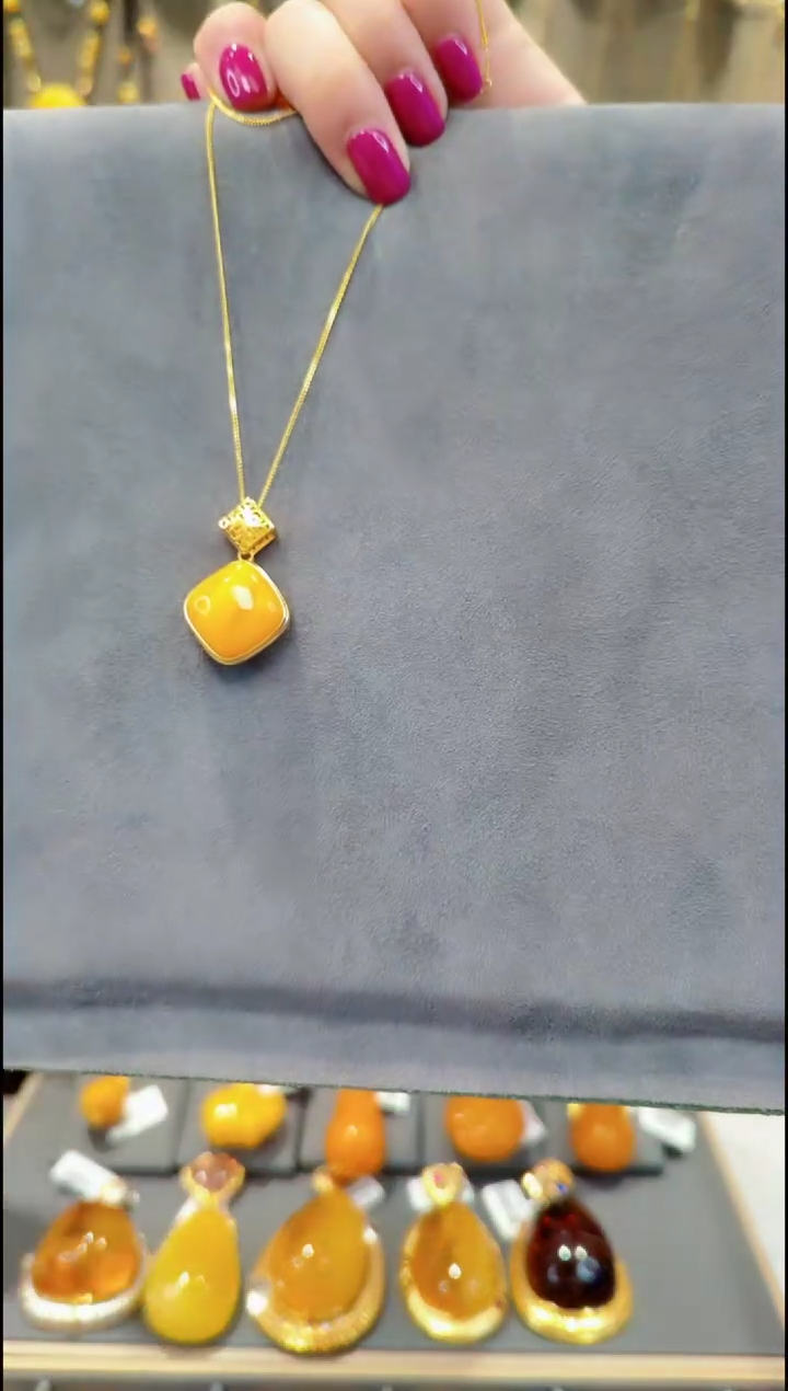 【闪购商品】蜜蜡吊坠(赠链)银S925镀金镶嵌B004蜜蜡吊坠