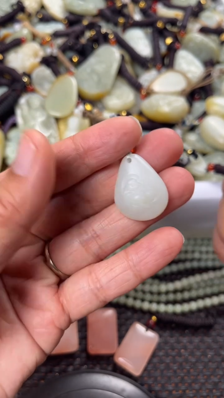 【闪购商品】和田玉颈饰未镶嵌多样性发货没有证书拍一发一有瑕