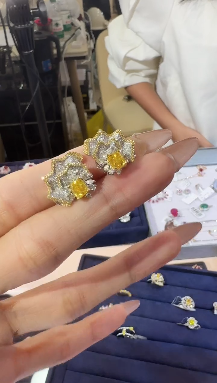 18K金镶嵌耳饰钻石231110175308