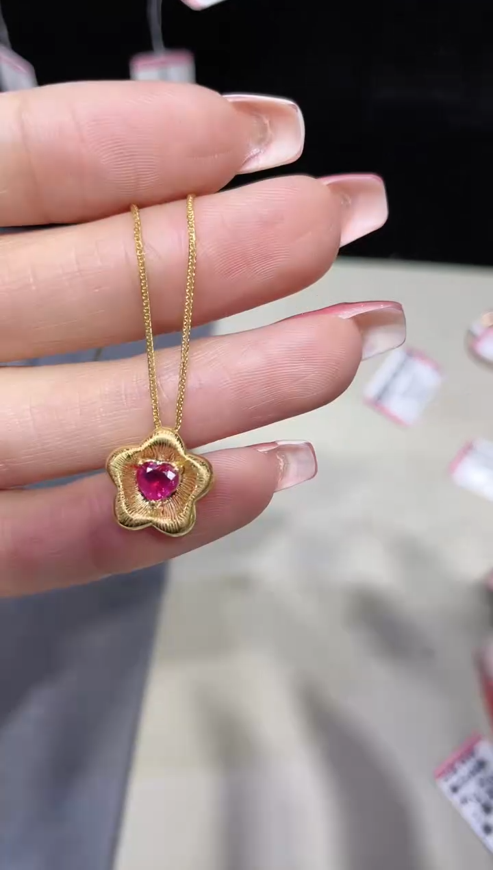 18K金镶嵌天然红宝石项链爱心