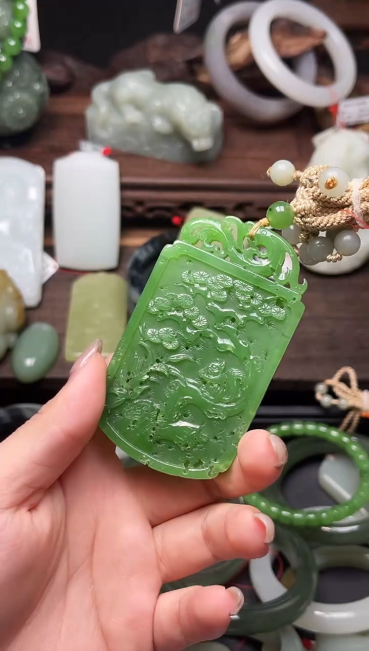 和田玉未镶嵌吊坠(不含链)俄料苹果绿 无事牌