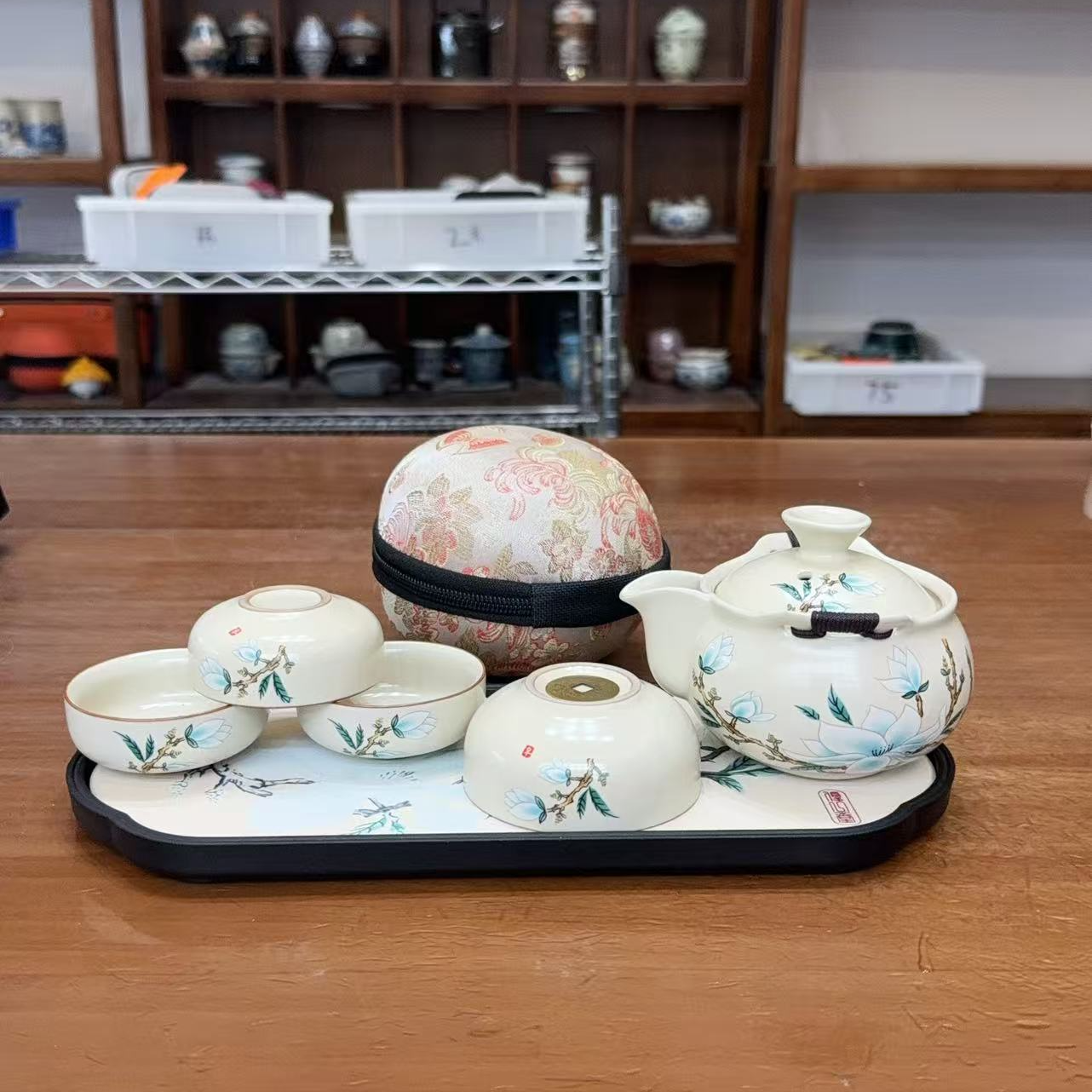 AS055手抓宝瓶手绘玉兰花一壶4杯＋茶盘＋手工刺绣包