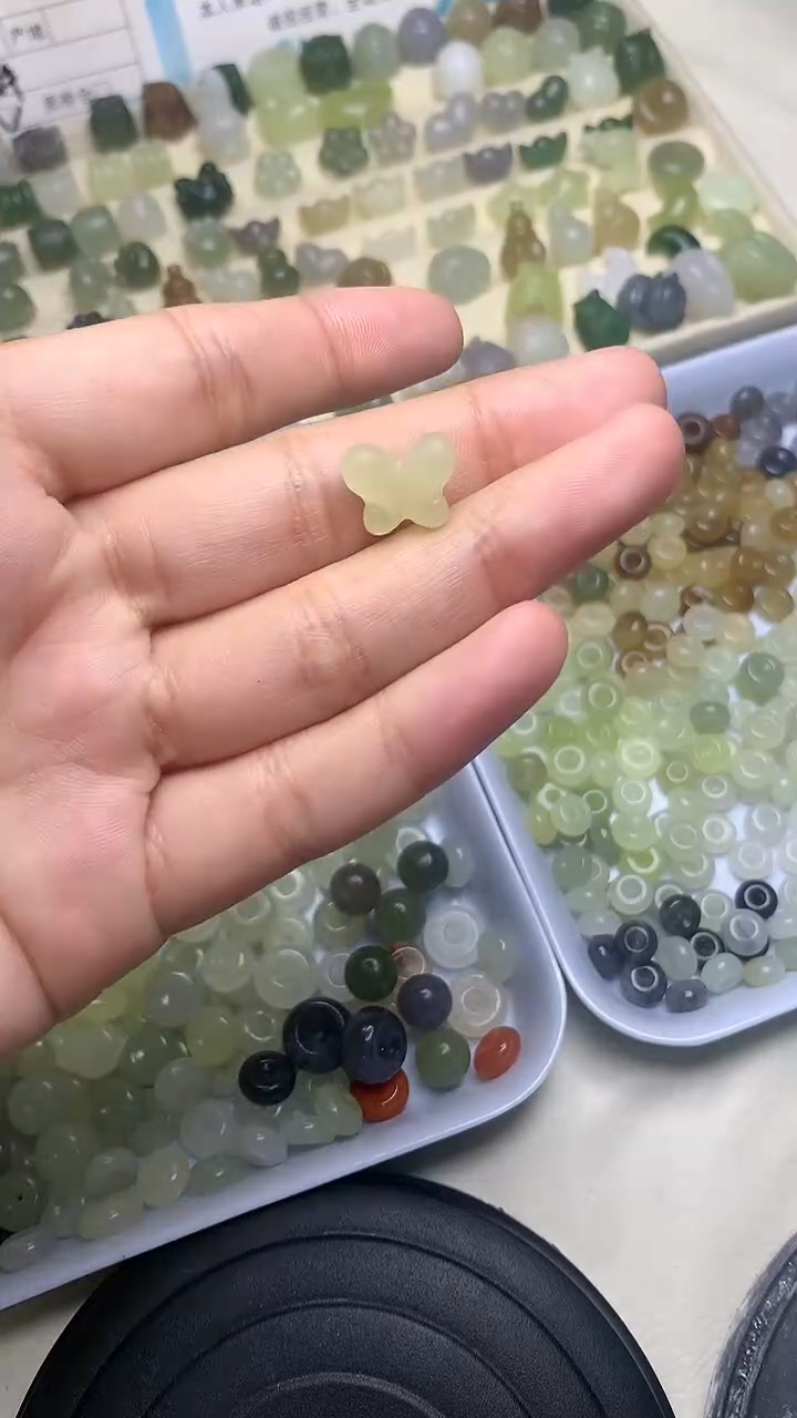 颈饰未镶嵌和田玉冰黄口小蝴蝶